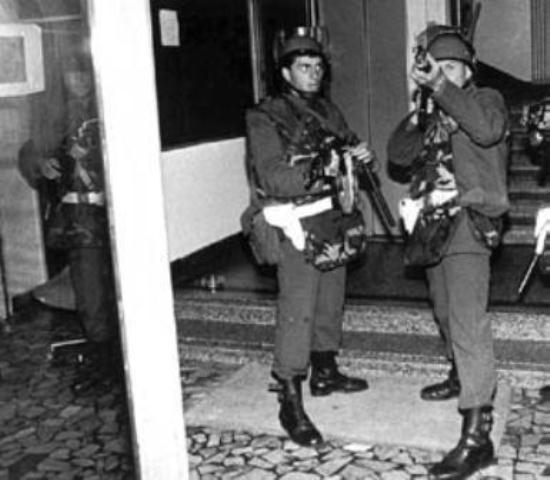 Vojaki JLA pred poslopjem starega RŠTO, 4. oktober 1990