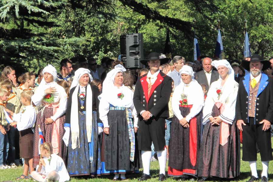 Zamejski Slovenci v Bazovici v ljudskih nošah