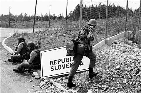 Vojaki ob oznaki Republike Slovenije