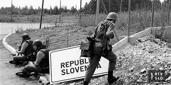 Vojaki ob oznaki Republike Slovenije – izrez